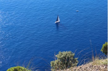 Percorso ad anello da Santa Margherita Ligure a San Fruttuoso di Camogli e ritorno.