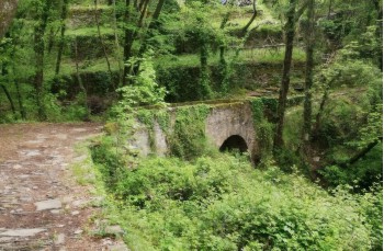 Ancient stone brindge towards Campodonico