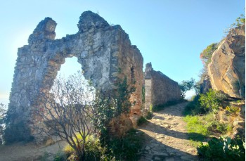 Rundweg von Cavi di Lavagna zu den Rocche di Sant'Anna